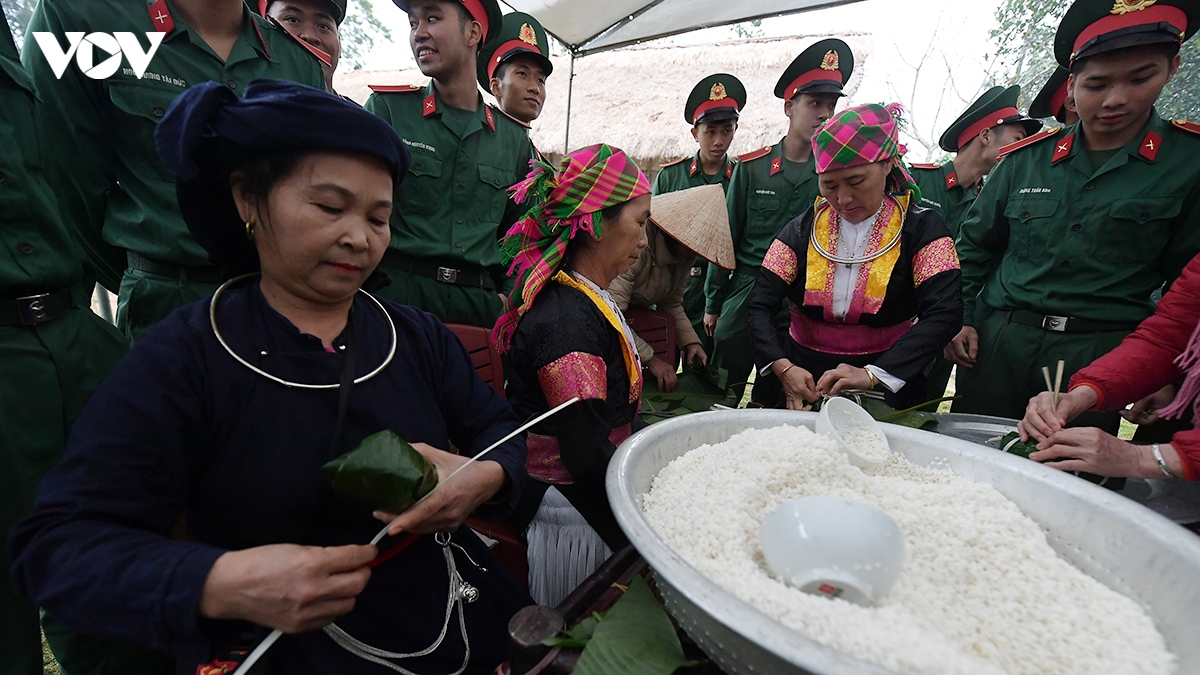 dung cay neu, goi banh chung va trao qua tet tai lang van hoa - du lich hinh anh 2