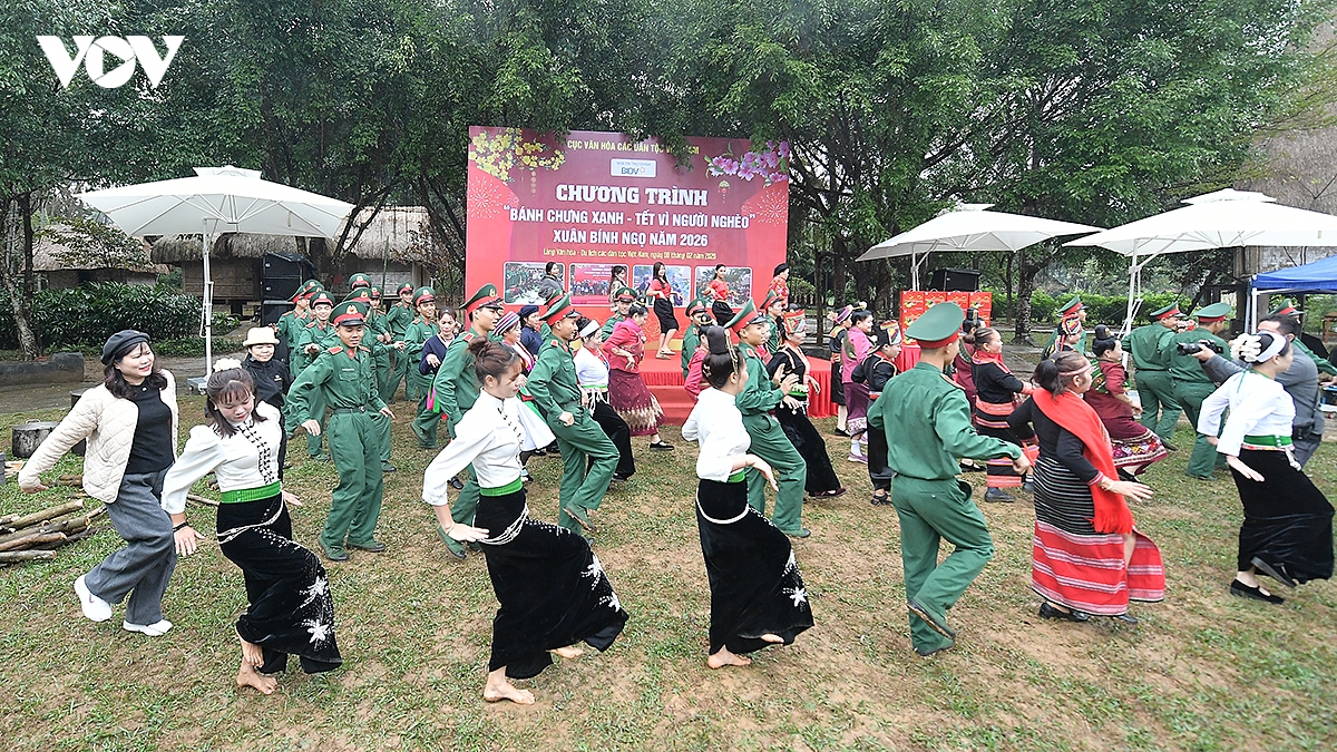 dung cay neu, goi banh chung va trao qua tet tai lang van hoa - du lich hinh anh 12