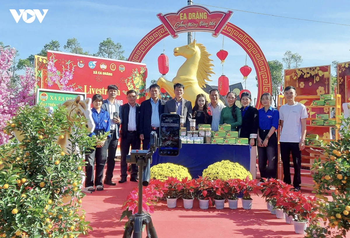 hoi nong dan livestream ket noi thi truong tet cho nong san dia phuong hinh anh 1