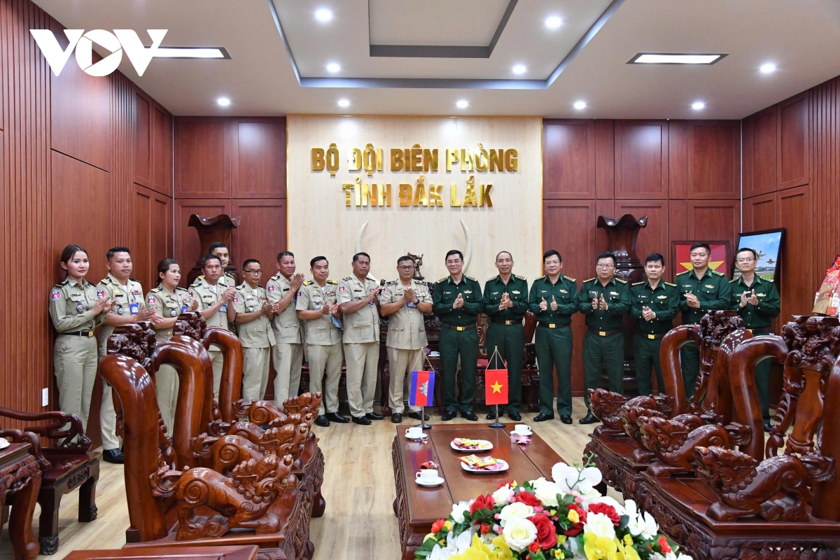 Công an tỉnh Mondulkiri - Campuchia thăm, chúc Tết Bộ đội Biên phòng Đắk Lắk