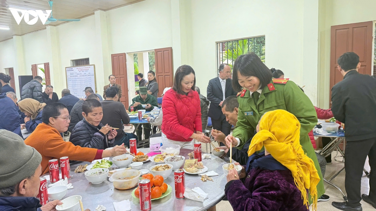 lan toa yeu thuong tu bua com nhan ai dip tet nguyen dan hinh anh 2