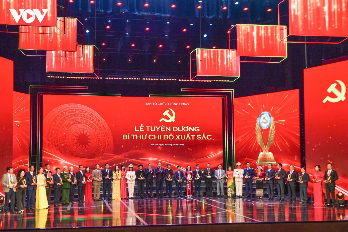 toan canh le tuyen duong bi thu chi bo xuat sac va trao giai bua liem vang hinh anh 1