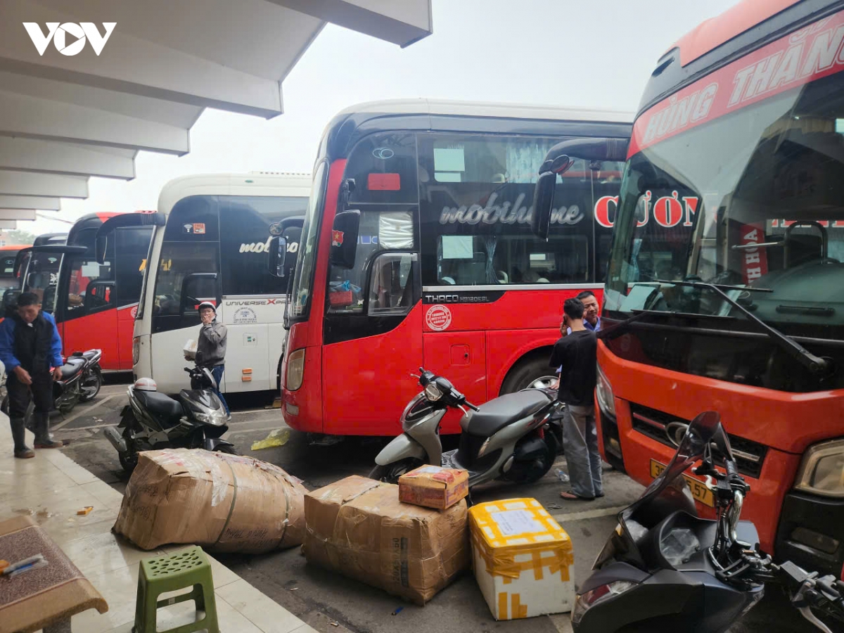 lanh dao bo xay dung kiem tra cong tac phuc vu tet tai cac ben xe ha noi hinh anh 3