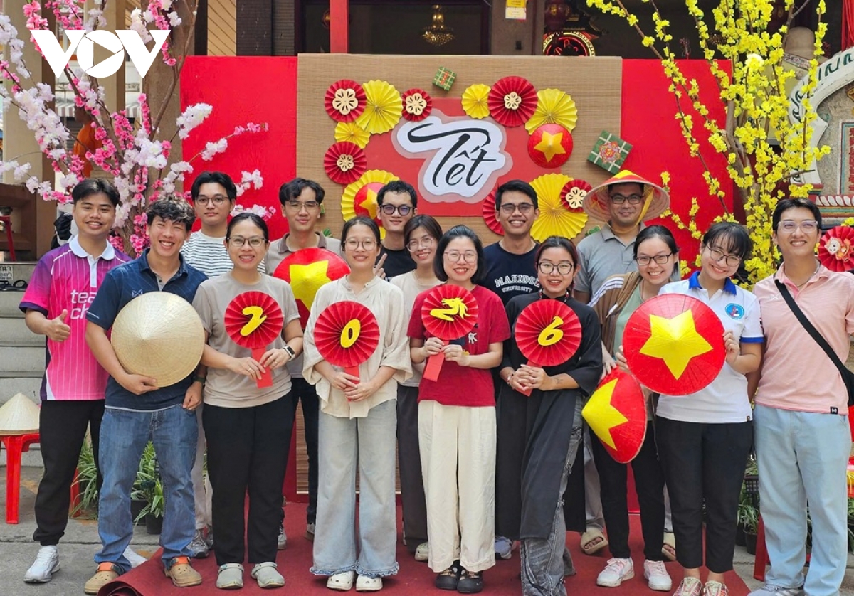 Tết Việt giữa lòng Bangkok (Thái Lan) – Gói bánh chưng xanh, gửi gắm an lành