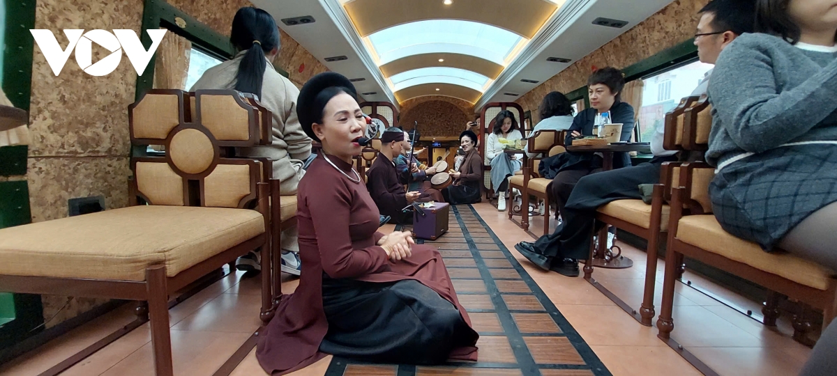 Du xuân đầu năm trên chuyến tàu 5 cửa ô: Hành trình đánh thức ký ức Hà Nội