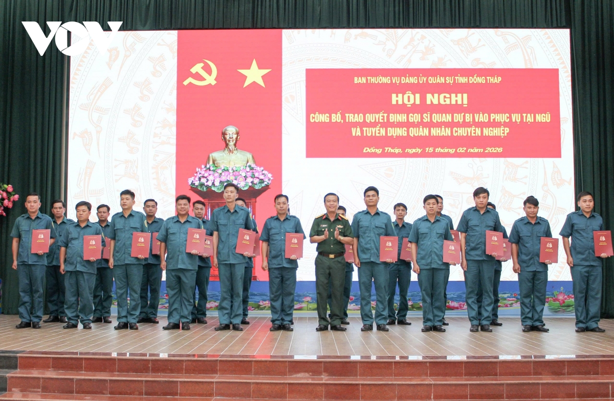 Đồng Tháp trao quyết định gọi 178 sĩ quan dự bị về Ban CHQS xã
