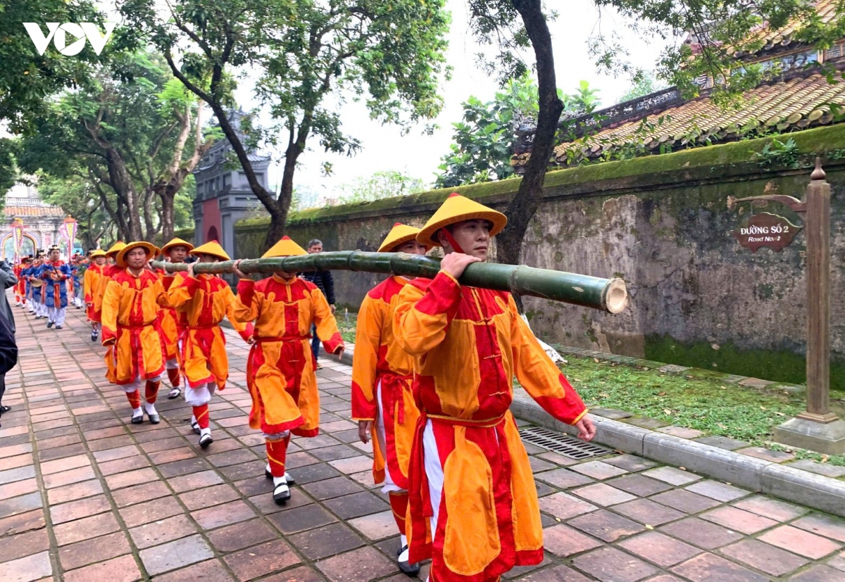 du khach thich thu xem tai hien nghi le dung neu don tet tai Dai noi hue hinh anh 5