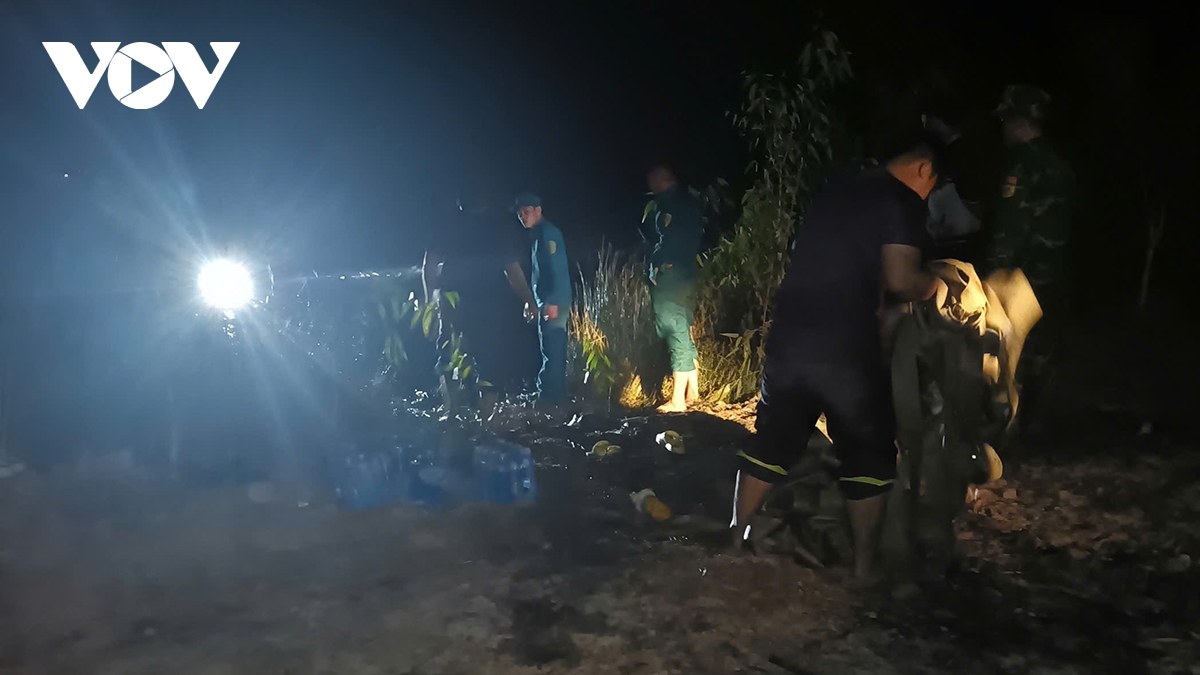 Kịp thời dập tắt đám cháy trong Khu bảo tồn Loài - Sinh cảnh Phú Mỹ, An Giang