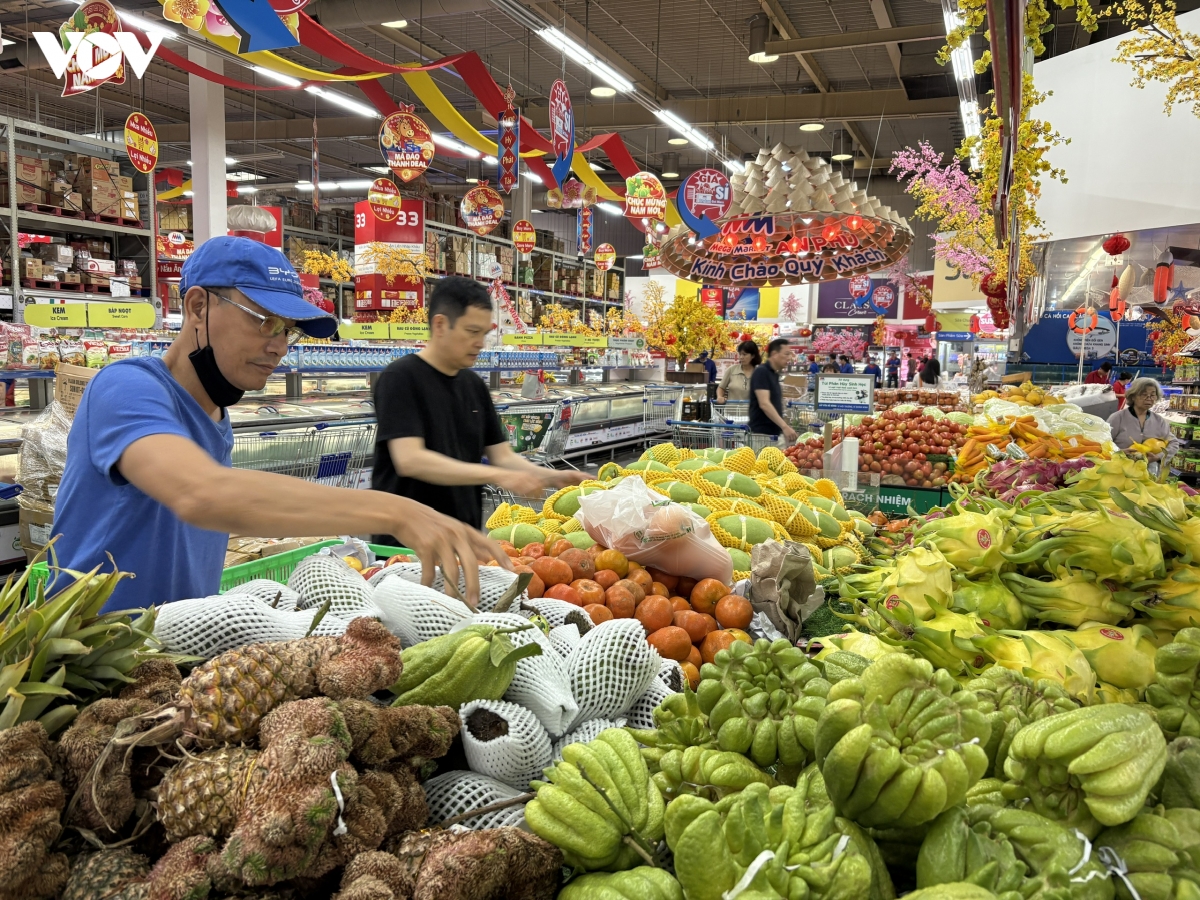 nguoi dan tp.hcm gap rut mua sam ngay 29 tet truoc gio sieu thi dong cua hinh anh 1