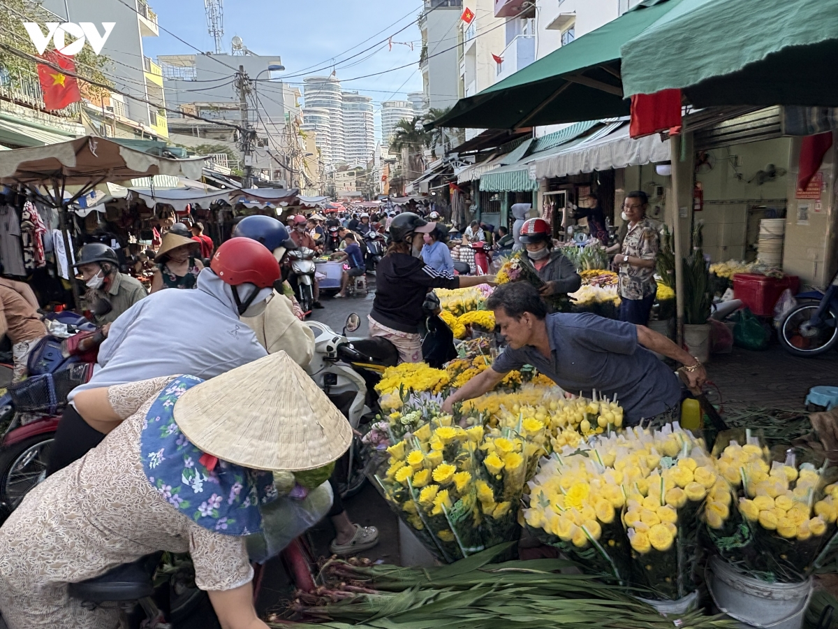 nguoi dan tp.hcm gap rut mua sam ngay 29 tet truoc gio sieu thi dong cua hinh anh 6