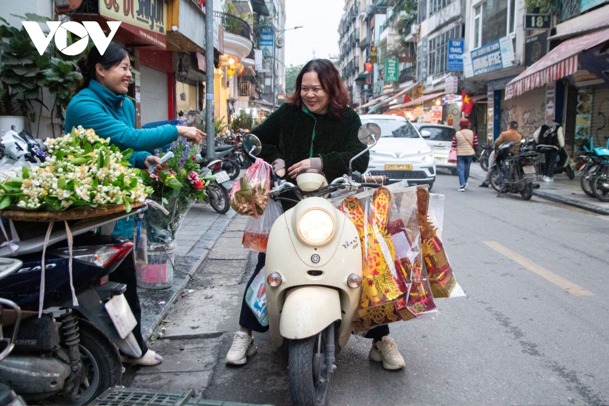 Chợ "nhà giàu" Hà Nội xuyên đêm làm hàng phục vụ ngày ông Công ông Táo