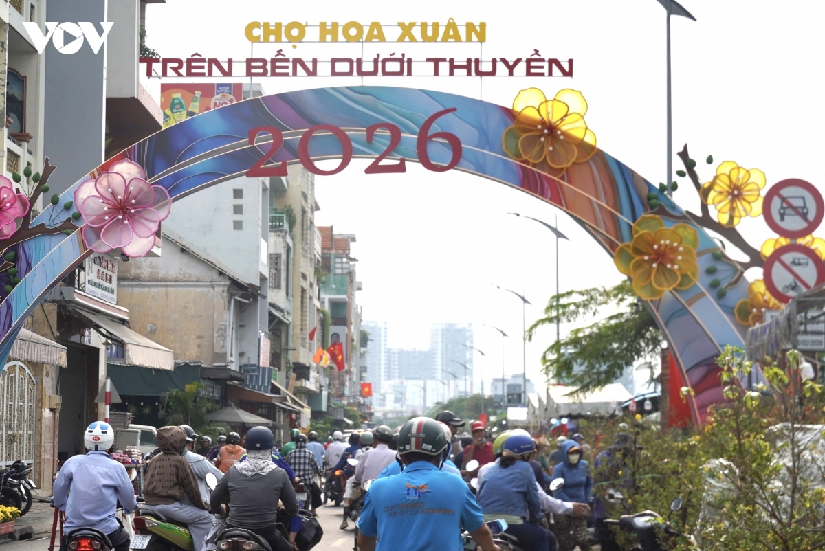 cho hoa tren ben duoi thuyen o tp.hcm tap nap nhung ngay can tet hinh anh 5