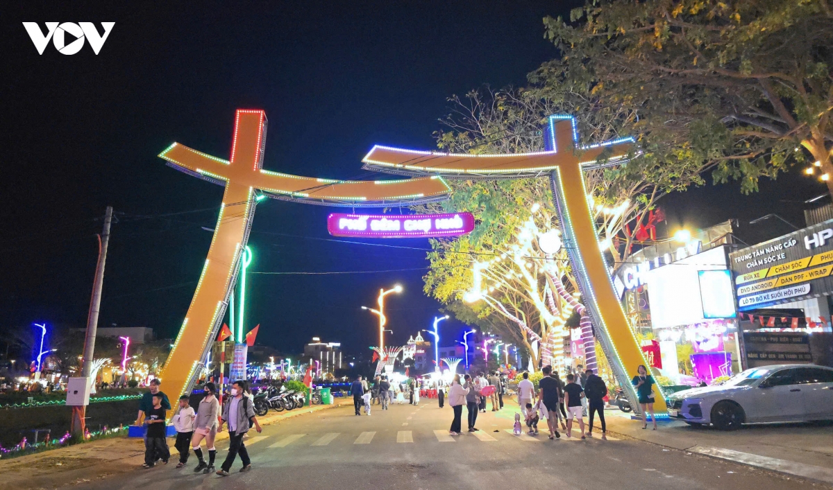 pho dem cho nho pleiku lung linh, ron rang nhung ngay dau nam moi hinh anh 1