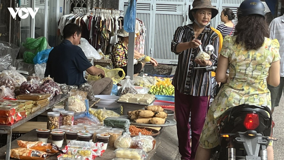 cho tet truyen thong 2026 xoay minh thich nghi truoc lan song mua sam online hinh anh 1