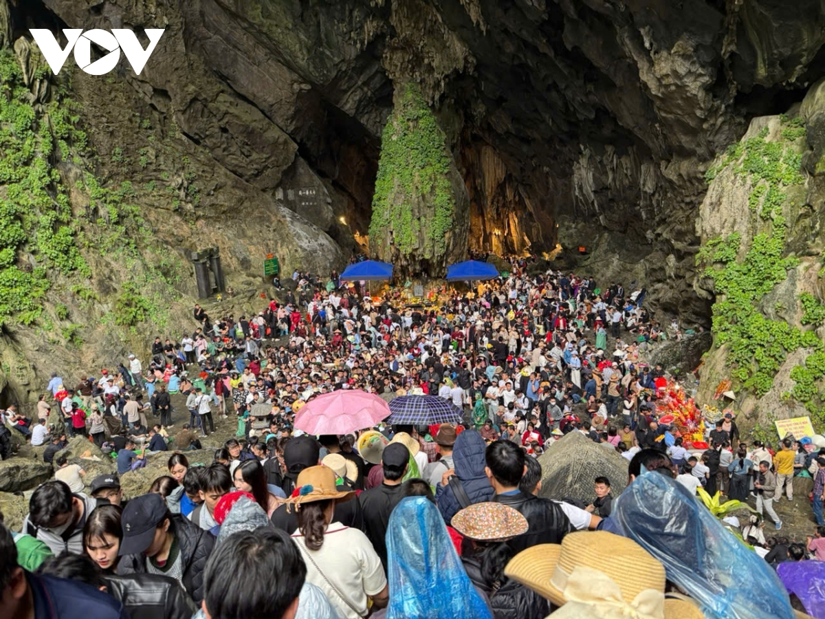 Khách hành hương “chôn chân” hàng giờ dưới mưa để vào động Hương Tích