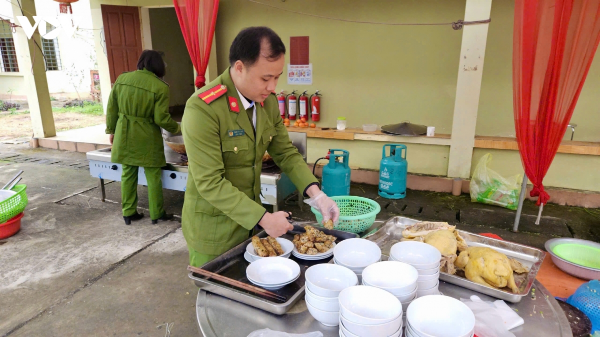 lan toa yeu thuong tu bua com nhan ai dip tet nguyen dan hinh anh 1