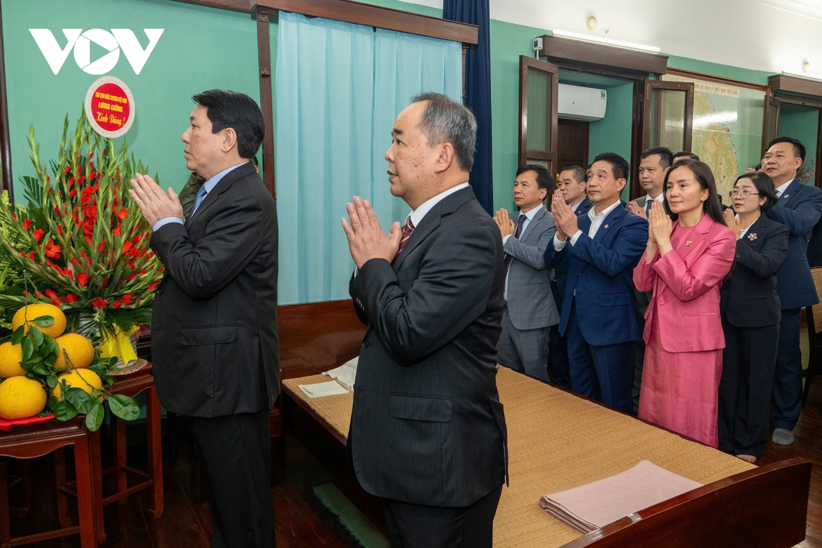 chu tich nuoc dang huong tuong niem chu tich ho chi minh tai nha 67 va bac bo phu hinh anh 2