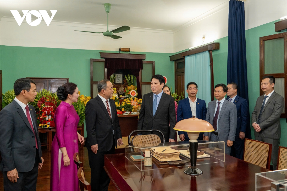 chu tich nuoc dang huong tuong niem chu tich ho chi minh tai nha 67 va bac bo phu hinh anh 3