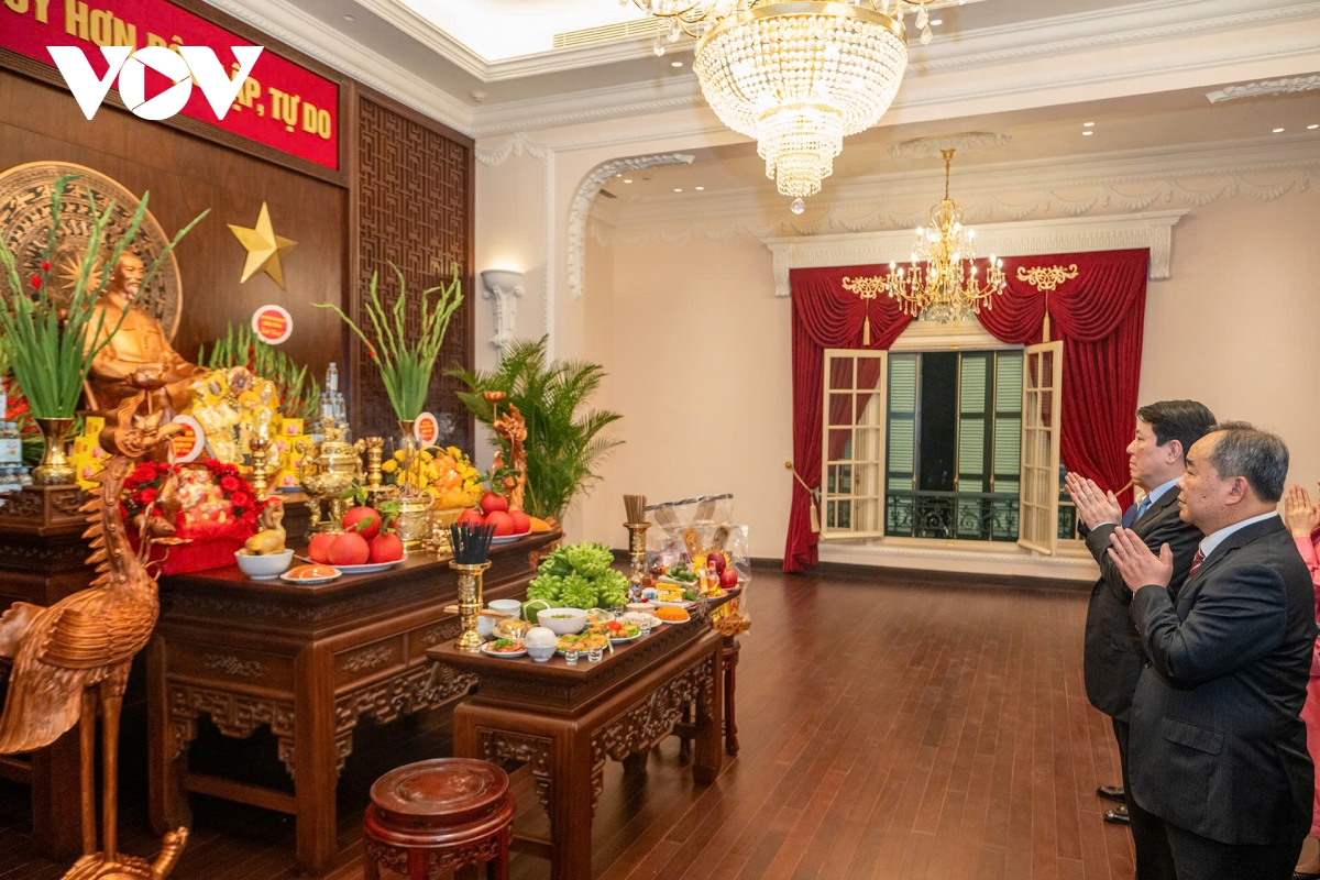 chu tich nuoc dang huong tuong niem chu tich ho chi minh tai nha 67 va bac bo phu hinh anh 4