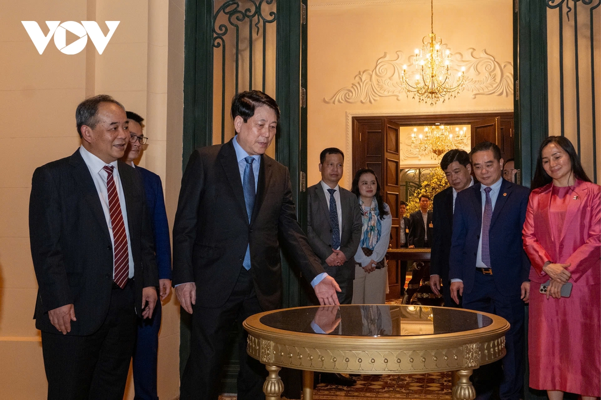 chu tich nuoc dang huong tuong niem chu tich ho chi minh tai nha 67 va bac bo phu hinh anh 5