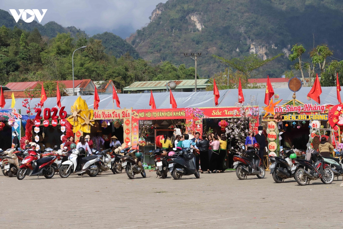 rộn ràng lễ hội đua thuyền truyền thống quỳnh nhai năm 2026 hình ảnh 8 ron rang le hoi dua thuyen truyen thong quynh nhai nam 2026 hinh anh 8