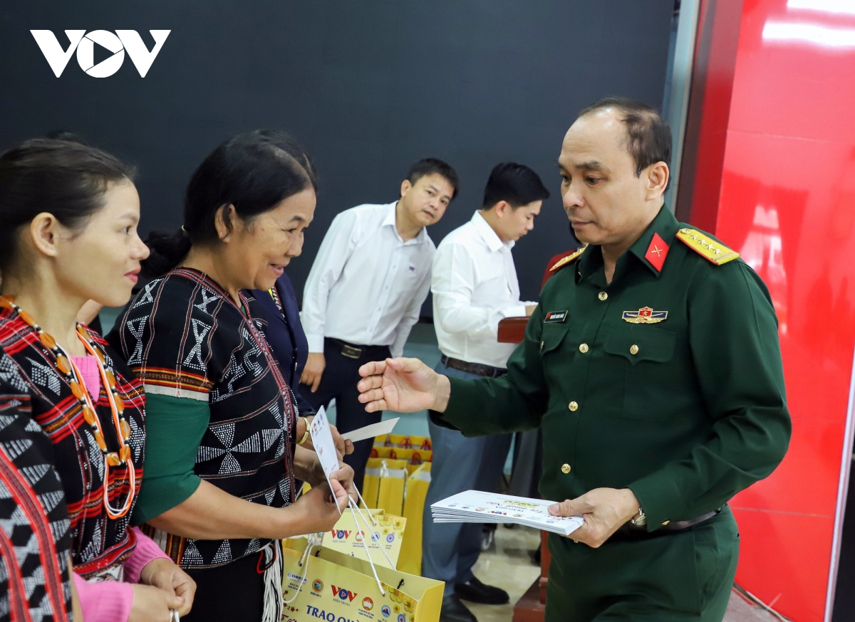 Am ap chuong trinh trao qua tet binh ngo 2026-gan ket Da nang, lan toa yeu thuong hinh anh 4