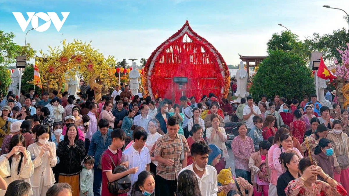 Lượng khách du lịch đến Đồng Tháp tăng cao dịp Tết Bính Ngọ