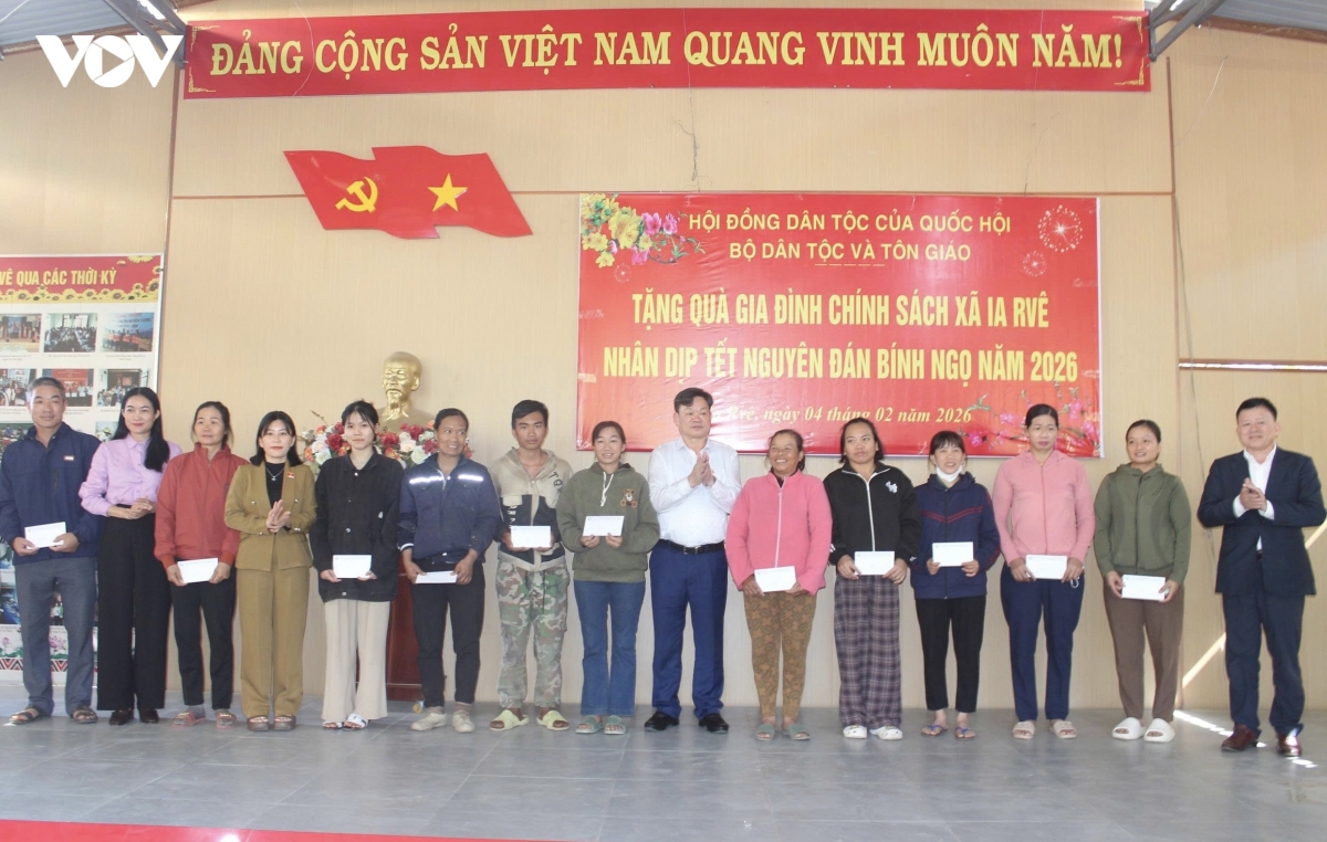 Hội đồng Dân tộc thăm, tặng quà Tết đồng bào và chiến sĩ biên giới tại Đắk Lắk