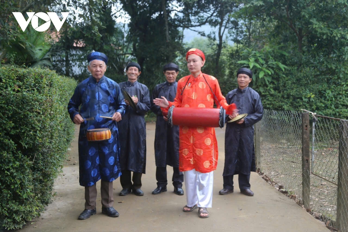 Độc đáo đội hát sắc bùa đi chúc Tết ở miền núi Quảng Trị