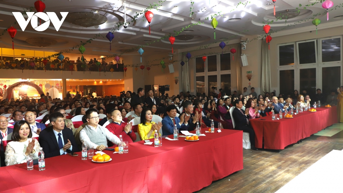 tet viet nam va le hoi masopust sec gan ket cong dong nguoi viet tai praha hinh anh 1