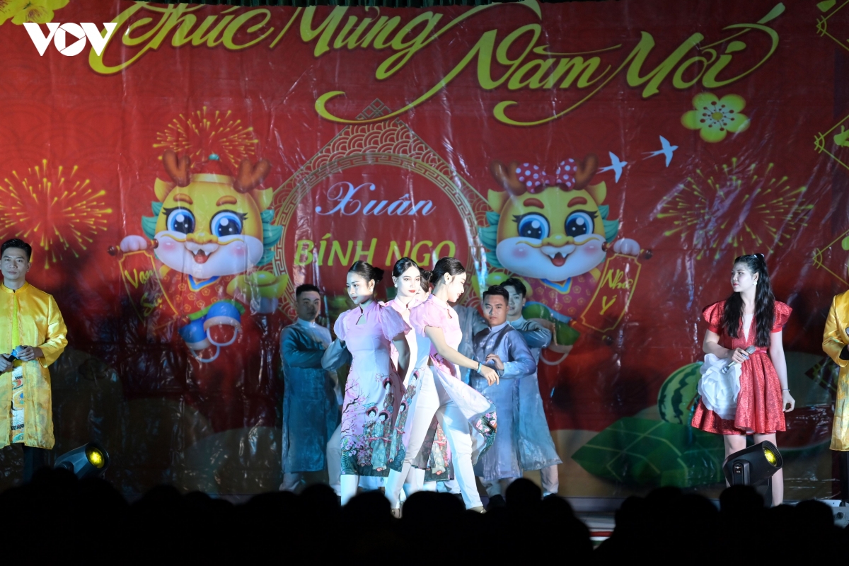Dem dien danh cho nhung khan gia dac biet o trai giam xuan nguyen hinh anh 4