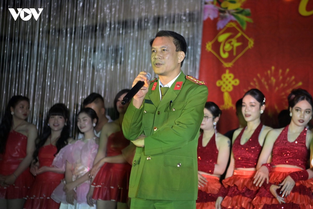 Dem dien danh cho nhung khan gia dac biet o trai giam xuan nguyen hinh anh 1