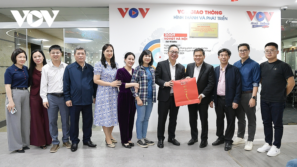 pho tgD vov pham manh hung tham, dong vien cac don vi truc san xuat chuong trinh tet hinh anh 1