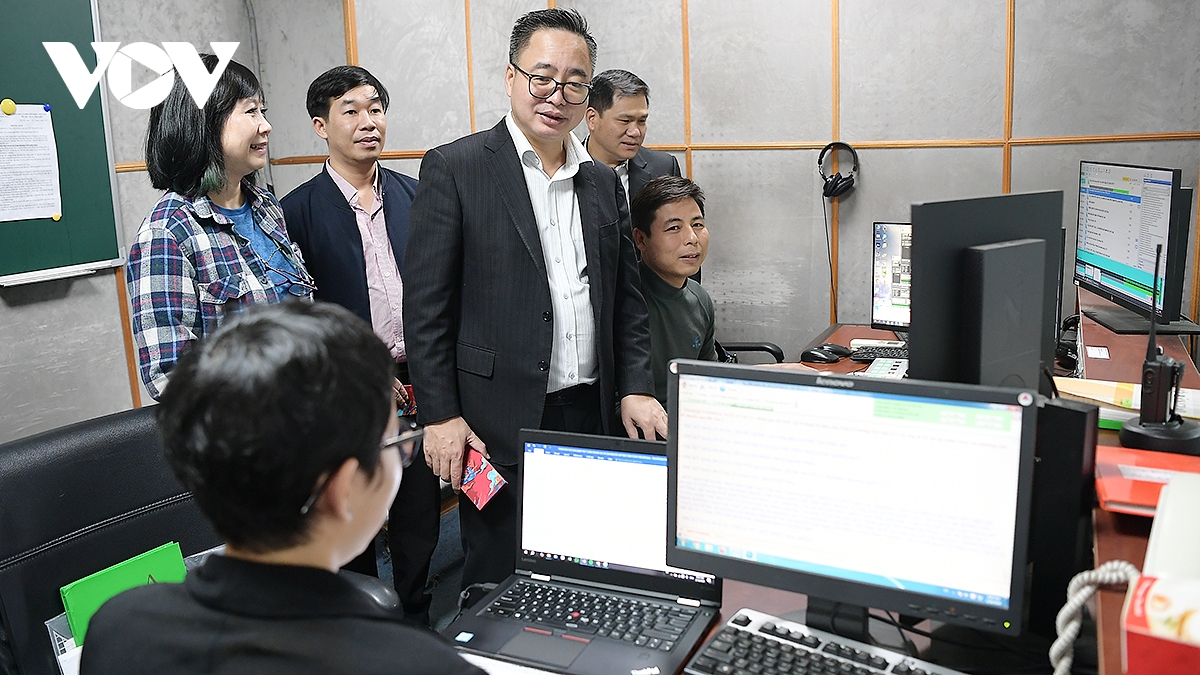 pho tgD vov pham manh hung tham, dong vien cac don vi truc san xuat chuong trinh tet hinh anh 2