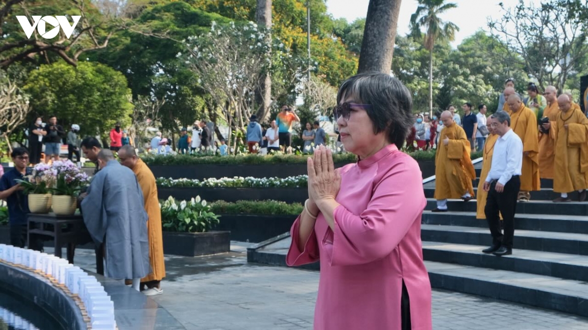 hang ngan nguoi du xuan, tuong nho dong bao tai cong vien ly thai to, tp.hcm hinh anh 2