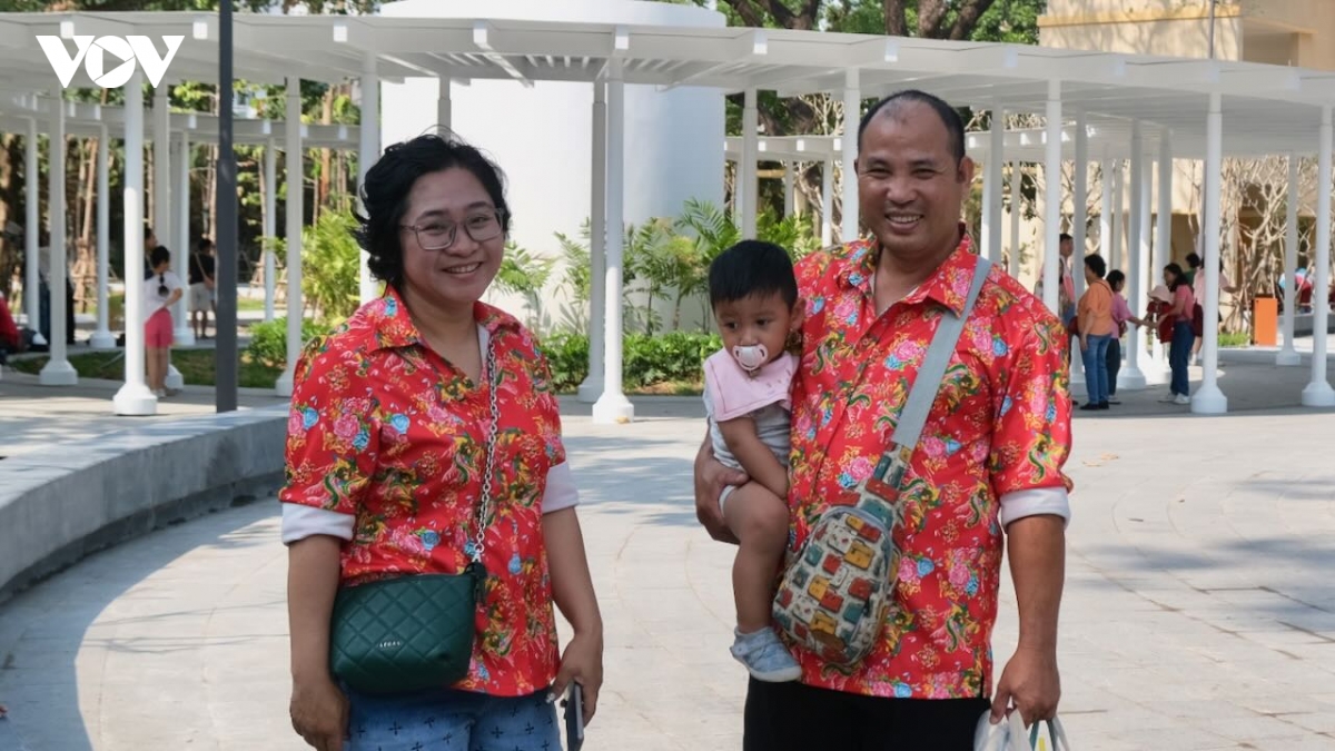 hang ngan nguoi du xuan, tuong nho dong bao tai cong vien ly thai to, tp.hcm hinh anh 5