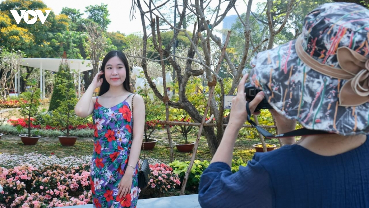 hang ngan nguoi du xuan, tuong nho dong bao tai cong vien ly thai to, tp.hcm hinh anh 4