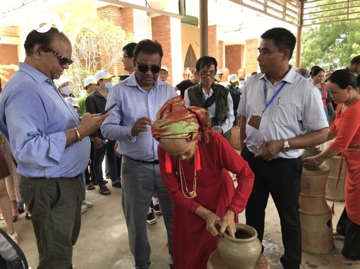 Dau xuan trai nghiem van hoa cham tai lang gom bau truc khanh hoa hinh anh 4