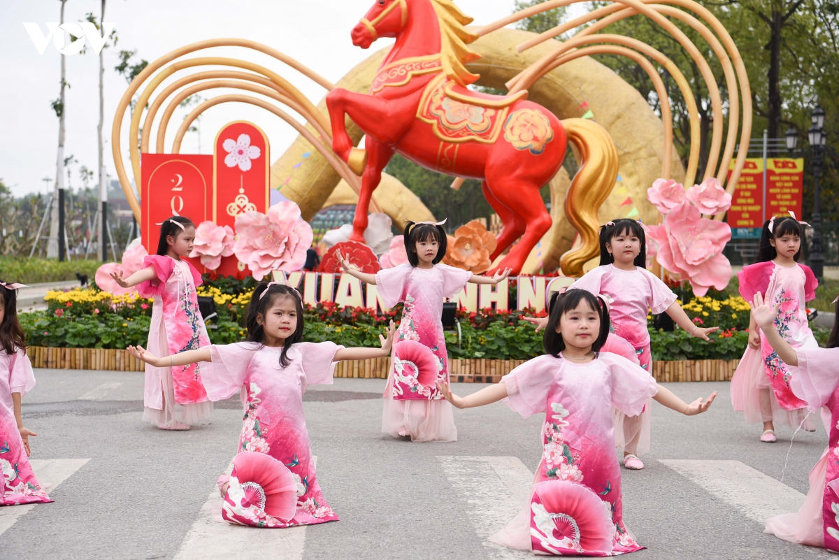 Duong hoa xuan kinh bac, bac ninh thu hut khach dip tet binh ngo 2026 hinh anh 7