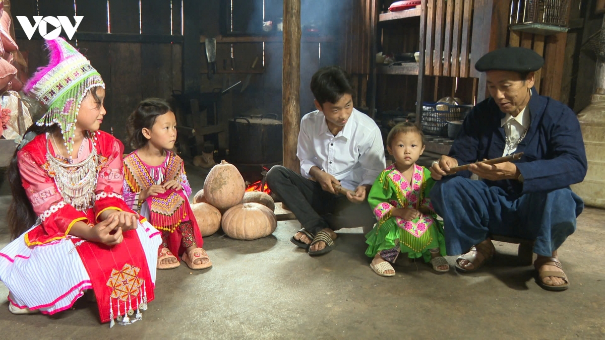 tieng khen mong tren dinh phieng Den hinh anh 1