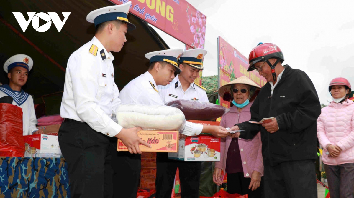 Mang Tết ấm nghĩa tình đến người dân rốn lũ Hòa Thịnh