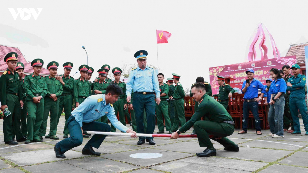 mang tet am nghia tinh den nguoi dan ron lu hoa thinh hinh anh 7