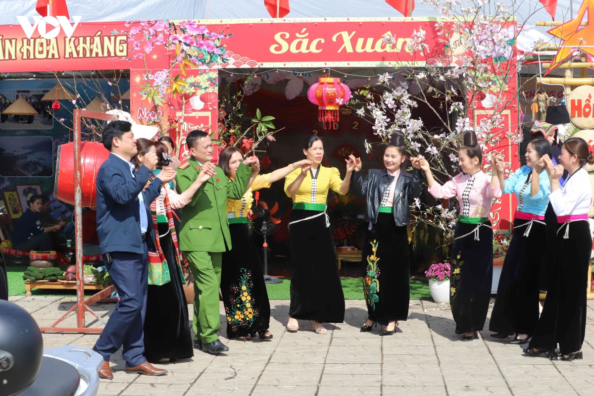 rộn ràng lễ hội đua thuyền truyền thống quỳnh nhai năm 2026 hình ảnh 9 ron rang le hoi dua thuyen truyen thong quynh nhai nam 2026 hinh anh 9