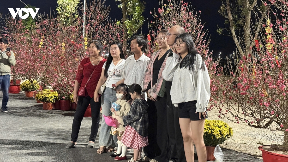 ron rang le hoi chao xuan o vinhomes green paradise can gio hinh anh 9