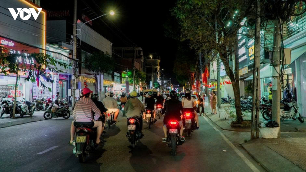 vinh long dong nguoi do ve trung tam ngam phao hoa hinh anh 1