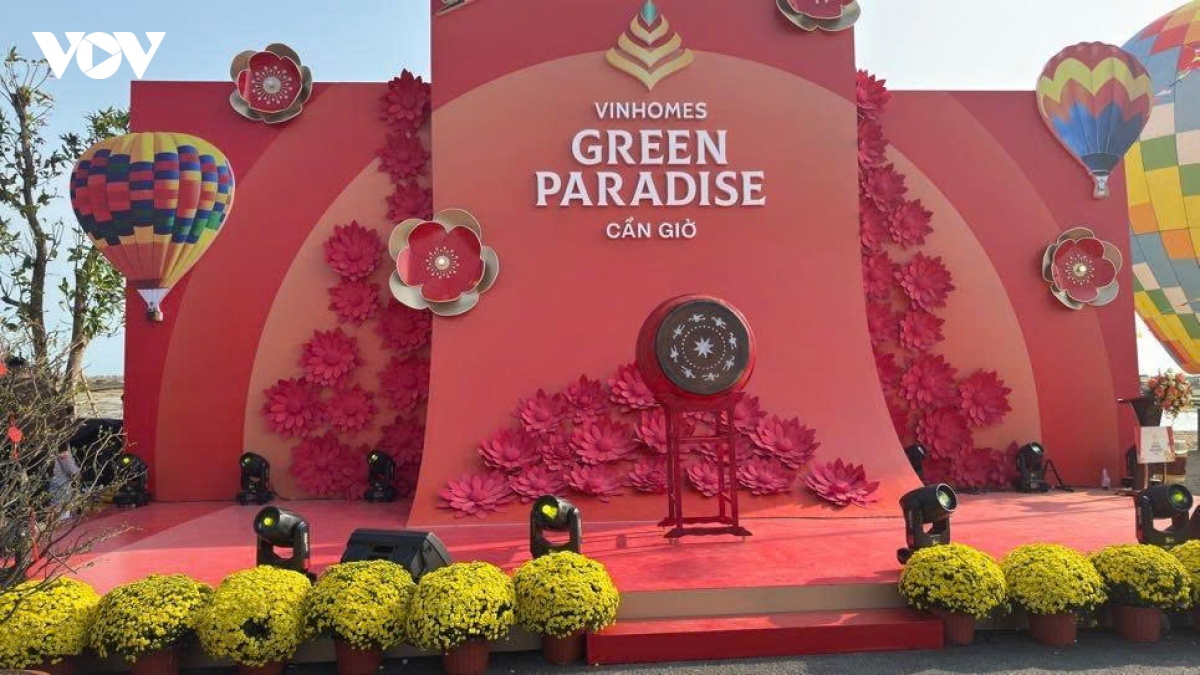 ron rang le hoi chao xuan o vinhomes green paradise can gio hinh anh 1