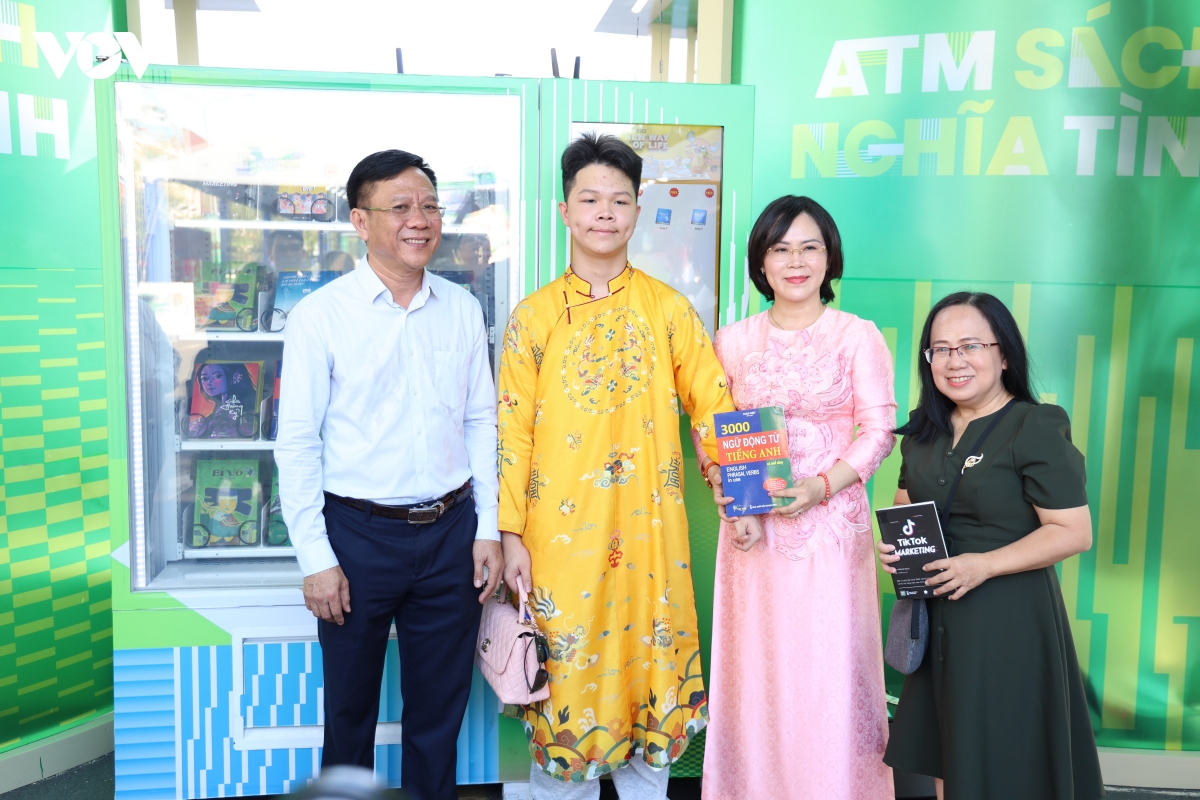 nguoi dan va du khach bat ngo khi duoc li xi sach o tp.hcm hinh anh 1