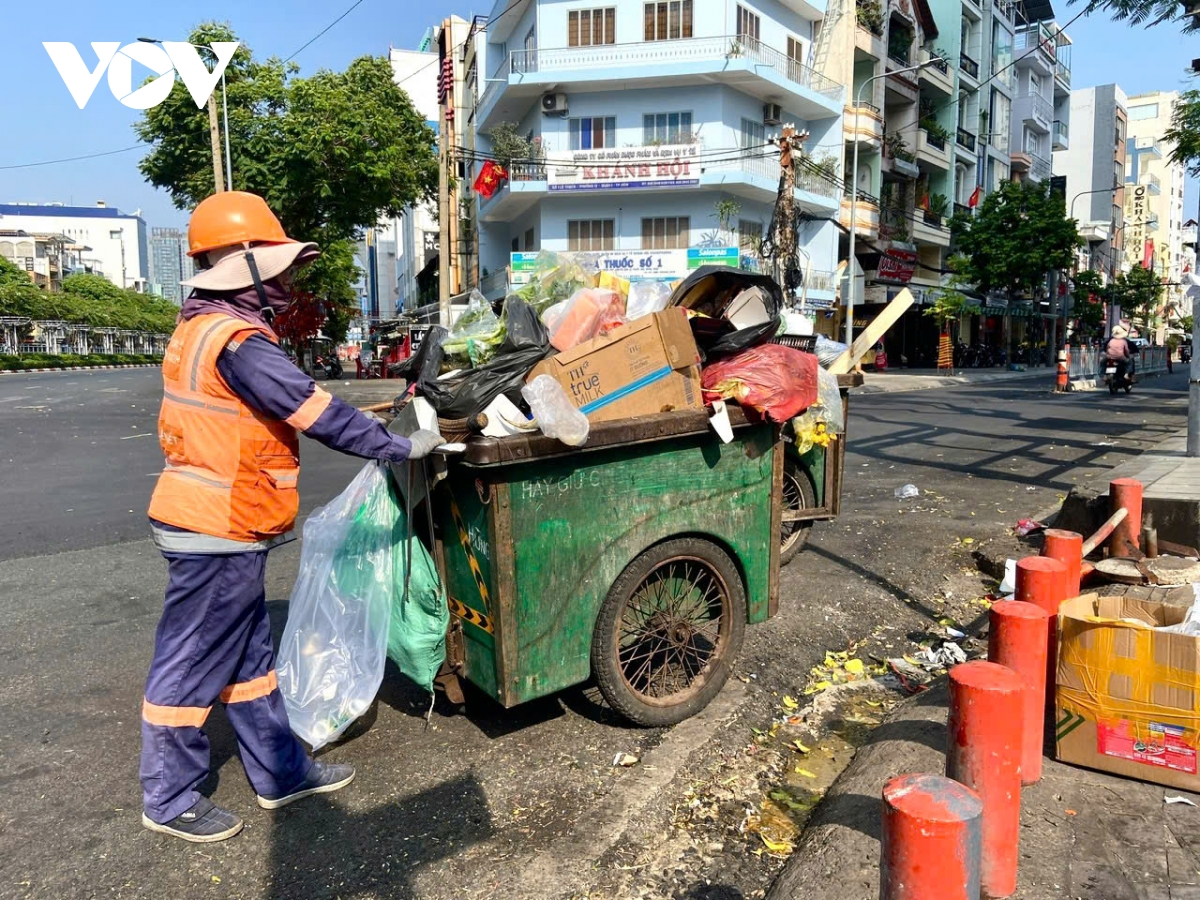 TP.HCM: Những người thầm lặng giữ Tết thêm xanh