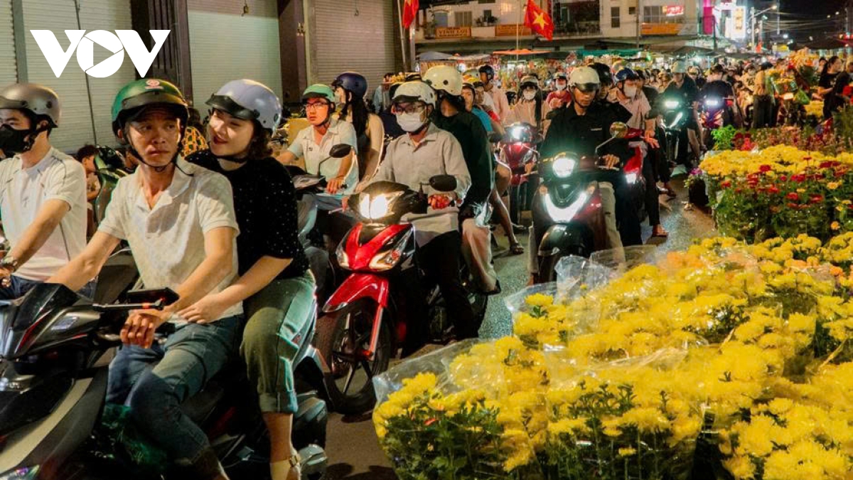 Vĩnh Long: Dòng người đổ về trung tâm ngắm pháo hoa