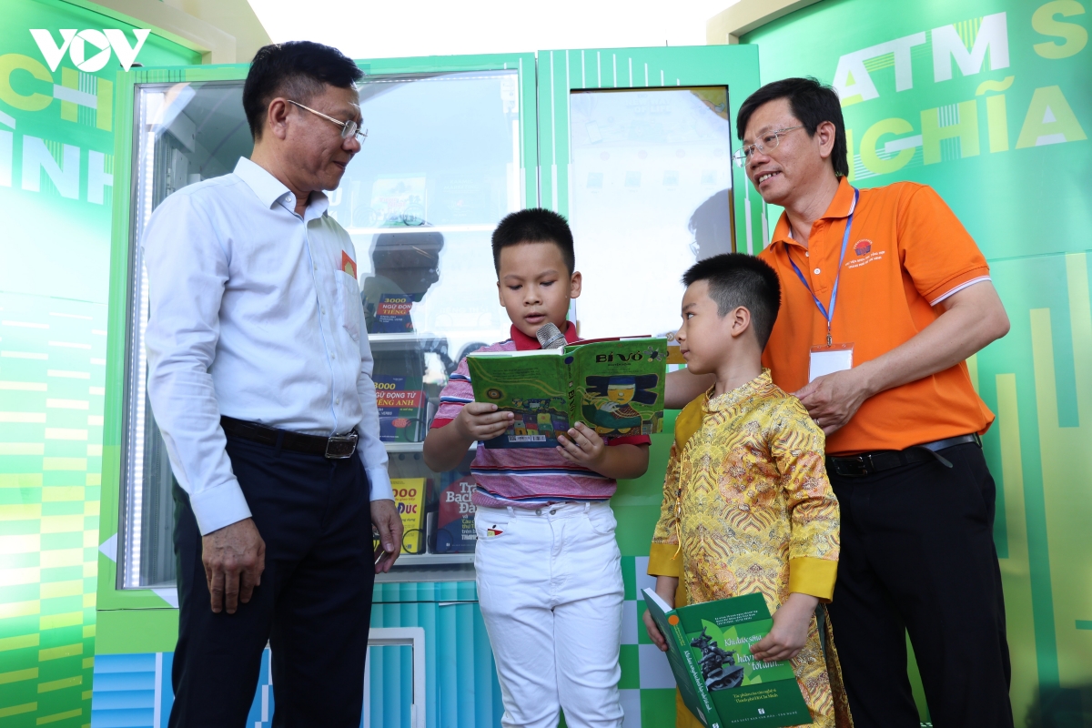 nguoi dan va du khach bat ngo khi duoc li xi sach o tp.hcm hinh anh 3